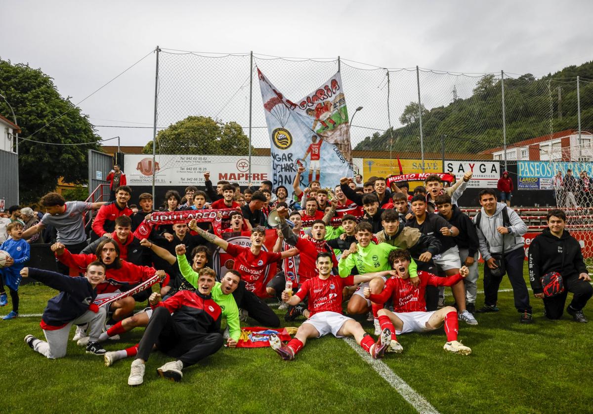 El Laredo celebra su victoria ante el Torina.