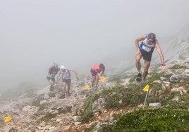 Varios participantes, en pleno esfuerzo entre la niebla en el Kilómetro Vertical de Fuente Dé.