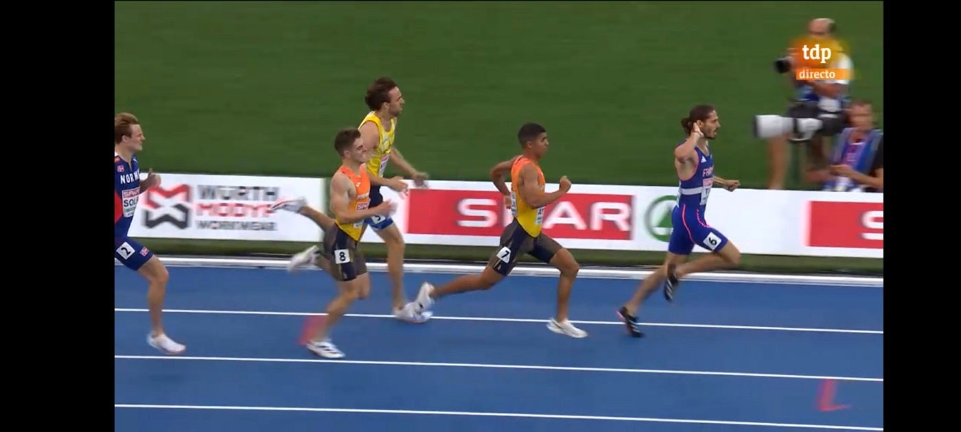 Mohamed Attaoui, tras el francés Tual en la segunda semifinal de los 800 metros.