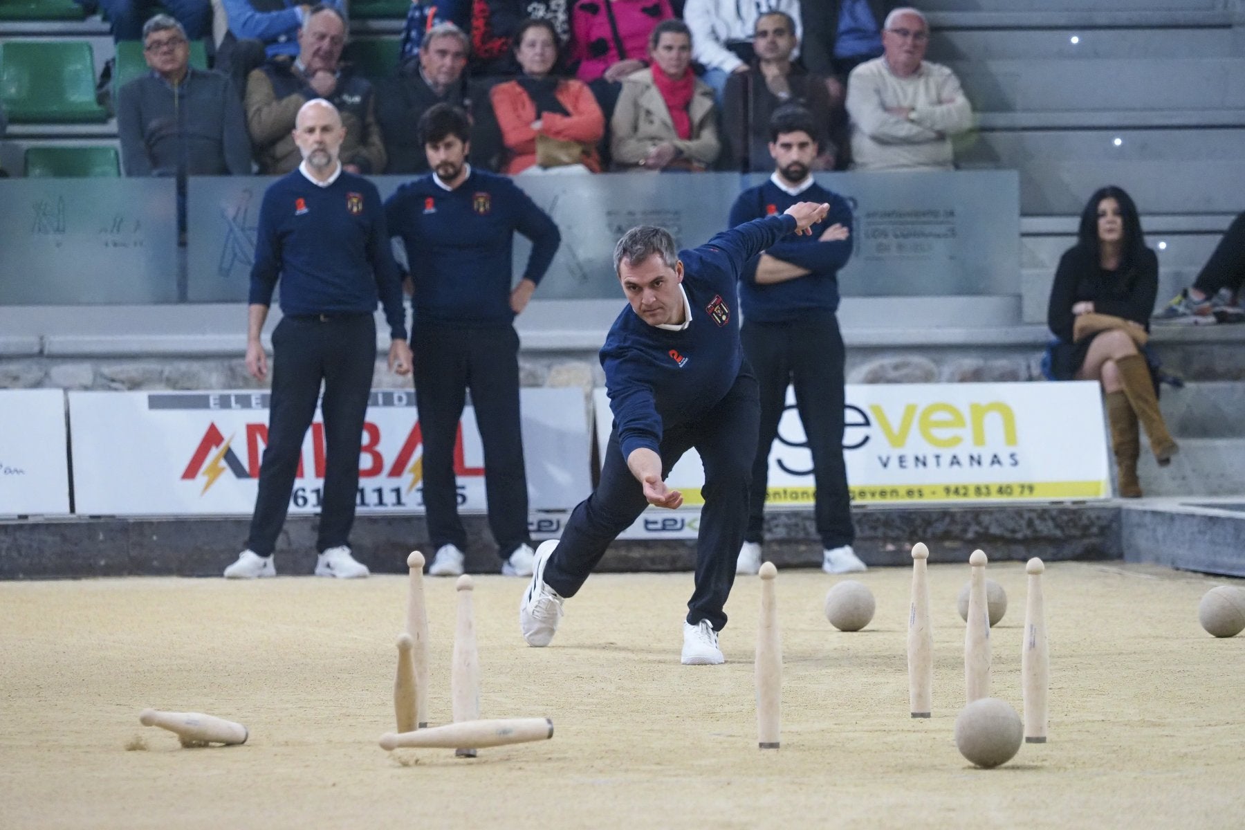 Alberto Díaz al birle para Camargo ayer ante Andros con Rubén Rodríguez, Mario Pinta y Gabi Cagigas al fondo.