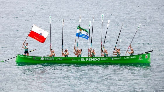 Los remeros de Camargo festejan su triunfo en Laredo.