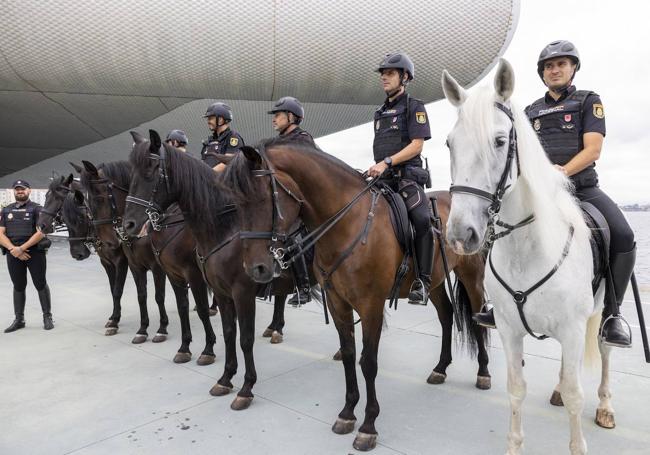 Agentes de la Unidad de Caballería de la Policía Nacional, en Santander.