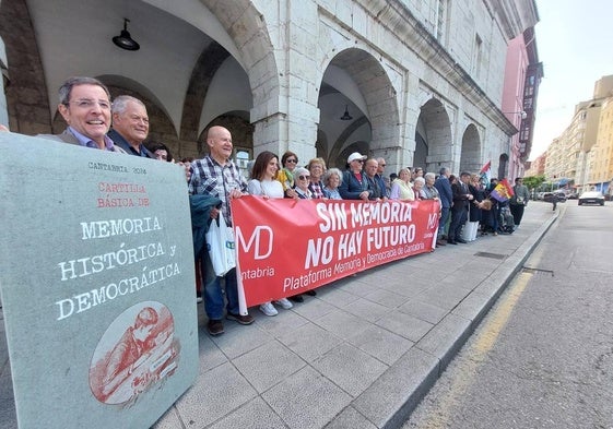 Concentración ante el Parlamento para reivindicar la memoria histórica en Cantabria