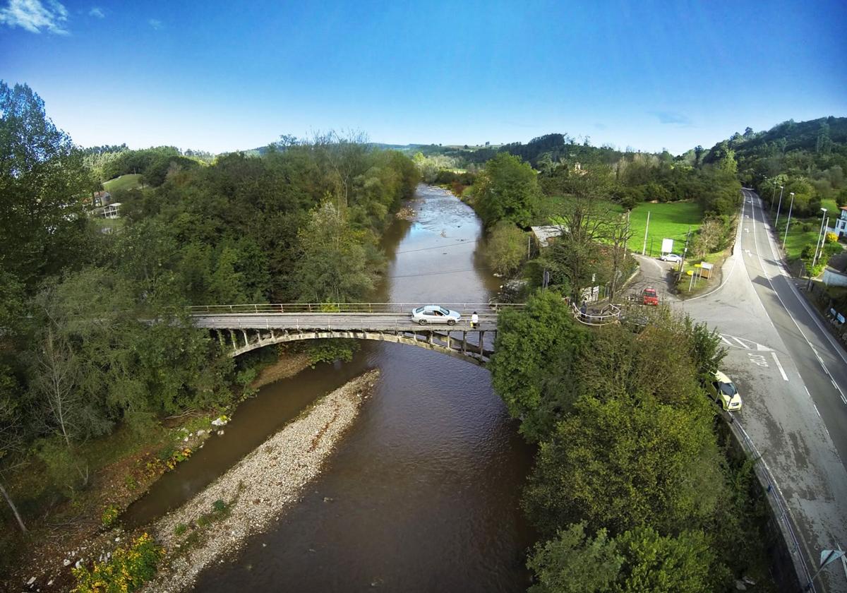 Imagen del antiguo puente de Golbardo en 2013, antes de la construcción del nuevo.