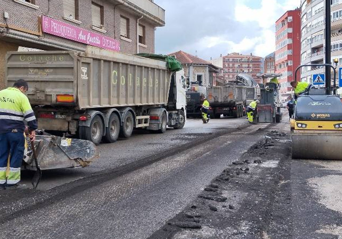 Trabajos de asfaltado en la Avenida Cantabria.