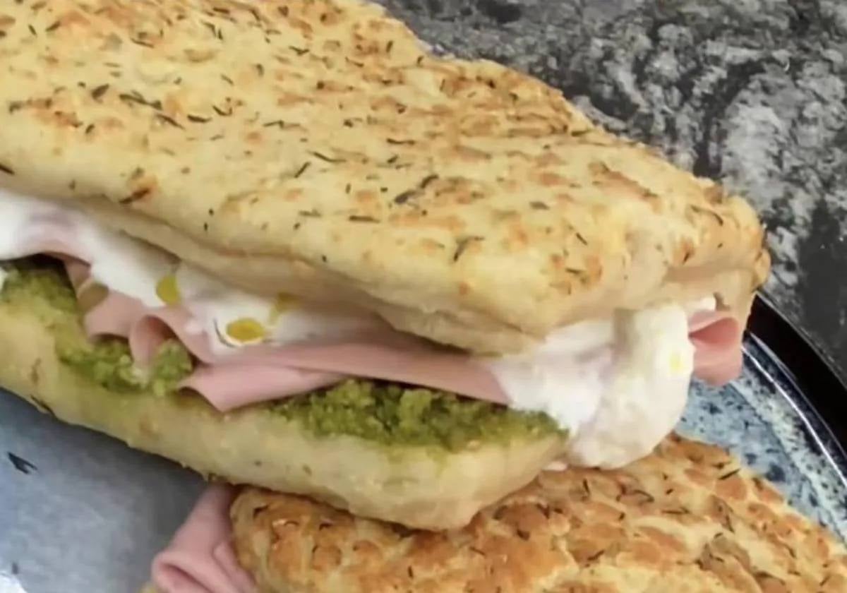 Focaccia con pesto y mortadela.