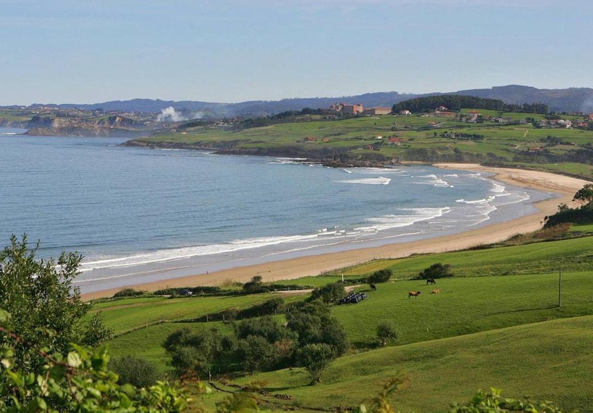 Playa de Oyambre, dentro del parque natural.