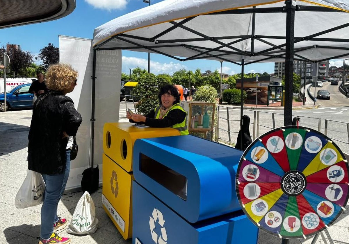 El stand, que ha estado hoy en la Avenida de La Concordia, se instalará en diferentes puntos del municipio a lo largo de esta semana.