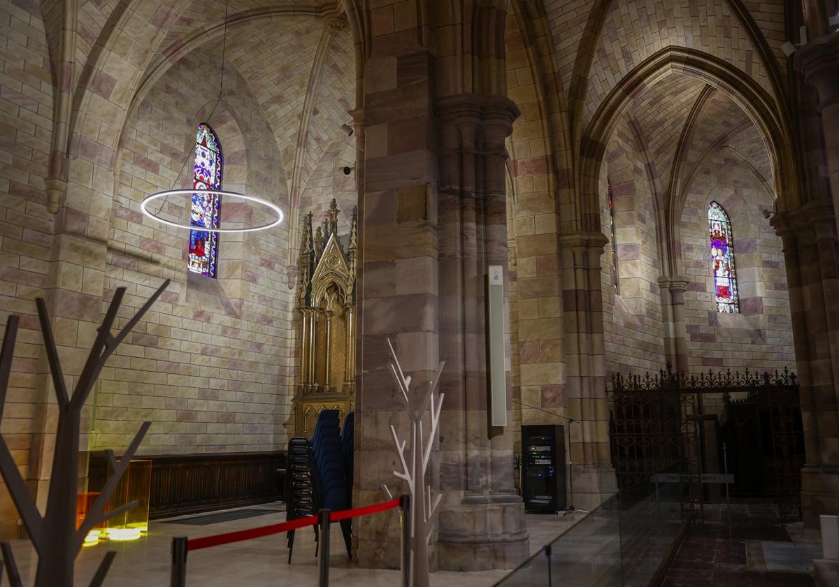 Vidrieras situadas en la 'Capilla de la luz' y la 'Girola del arte'.