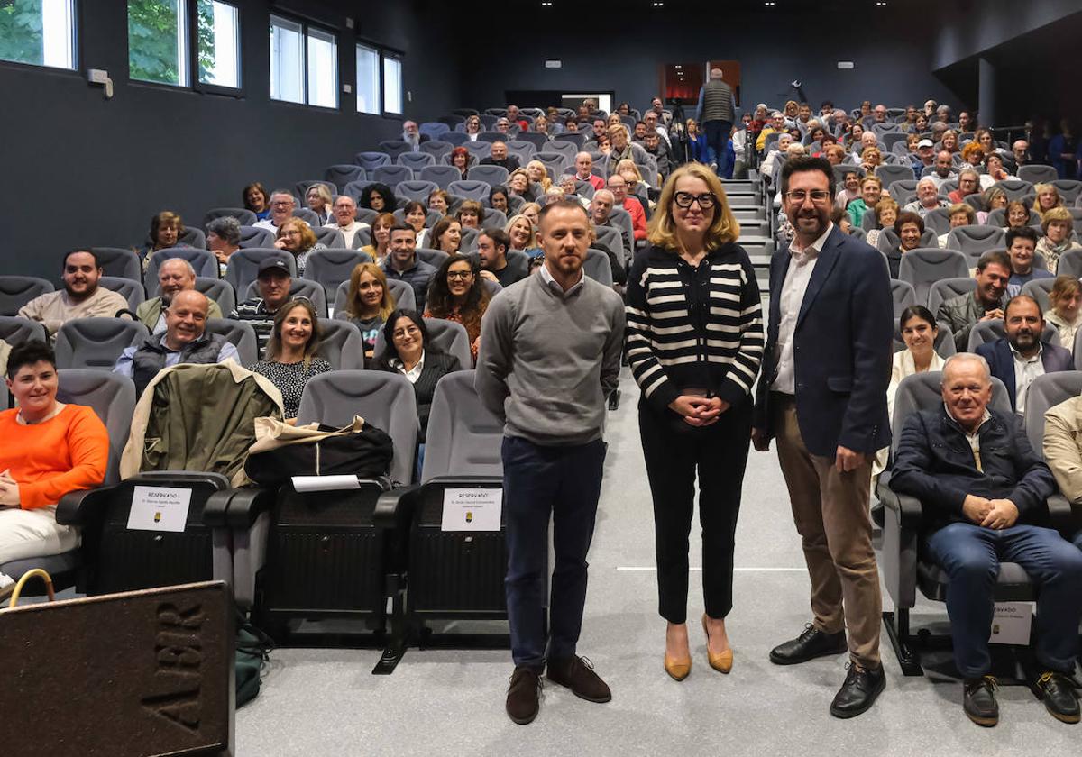 Marcos Agudo, Eva Guillermina Fernández y Javier Incera, ayer, en el renovado cine-teatro