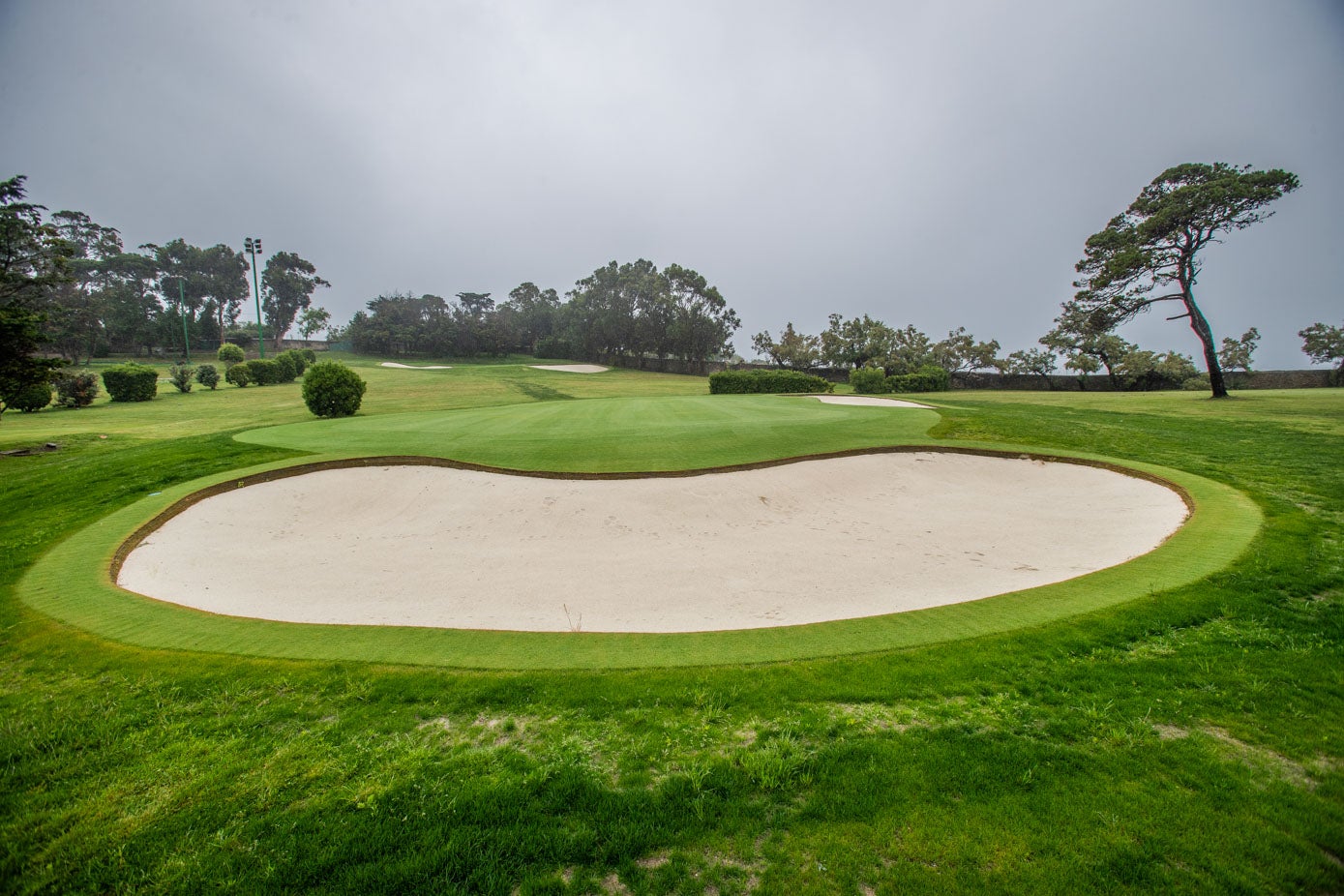 Uno de los búnkers del campo de golf de Mataleñas tras los trabajos de reforma.