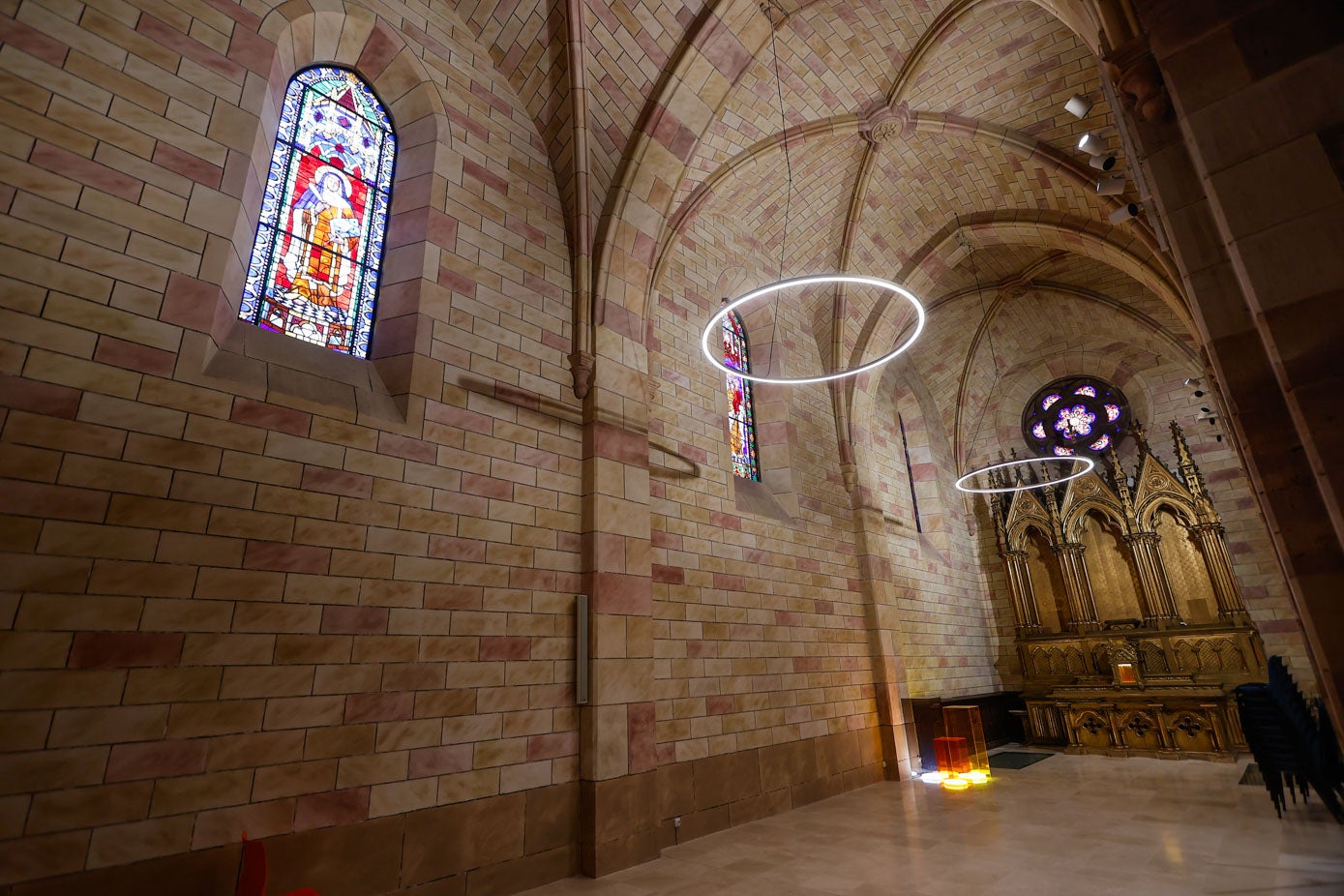 Vidrieras restauradas en la 'Capilla de la luz'.