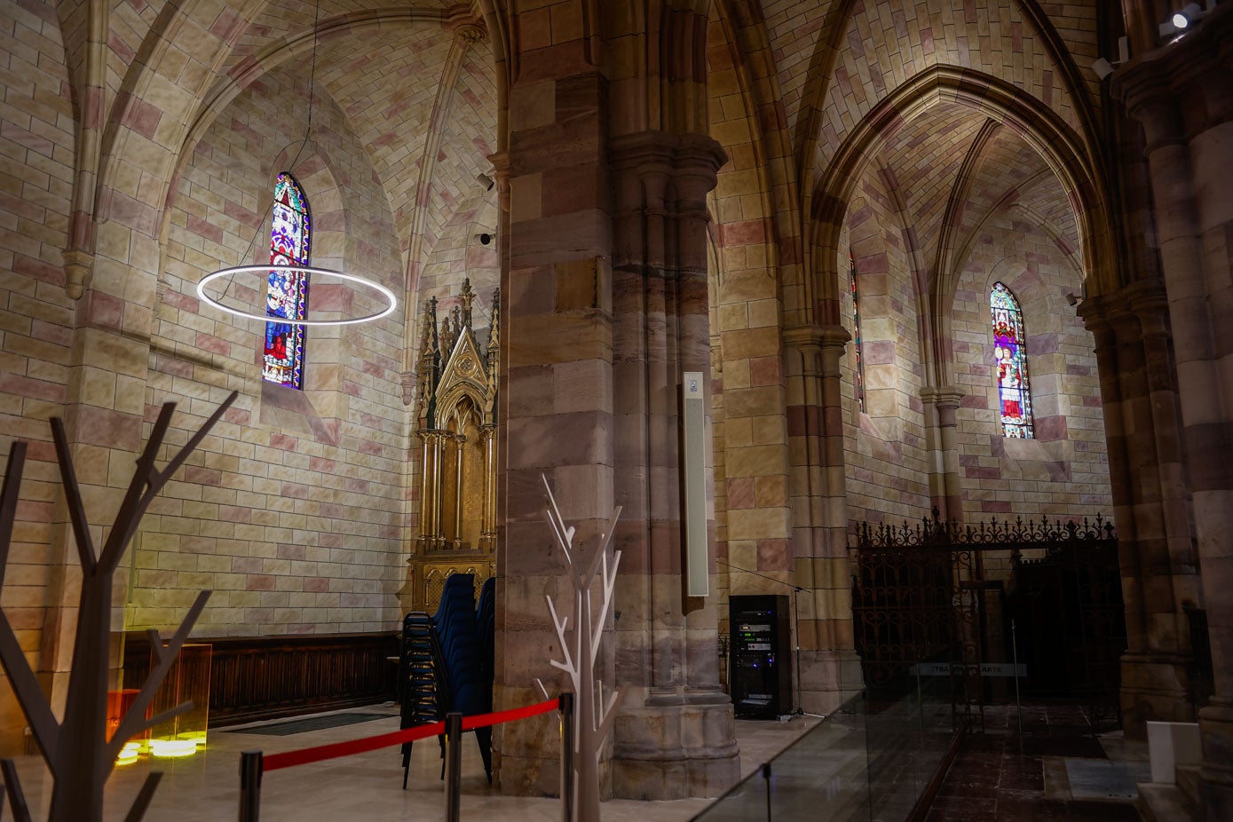 Vidrieras situadas en la 'Capilla de la luz' y la 'Girola del arte'.