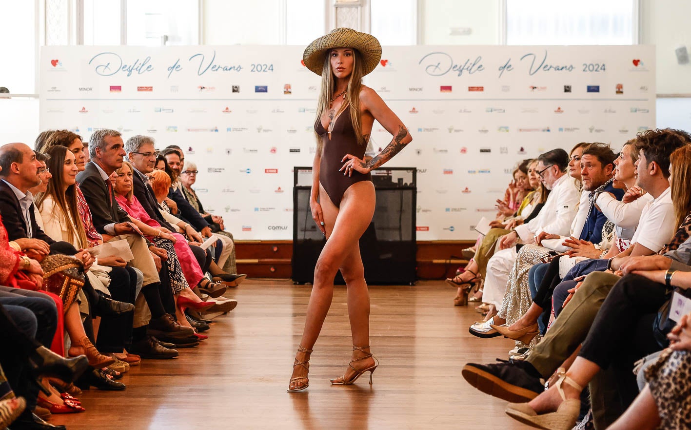 La modelo Lucila Fernández abrió el desfile de moda baño de Amada Lois.