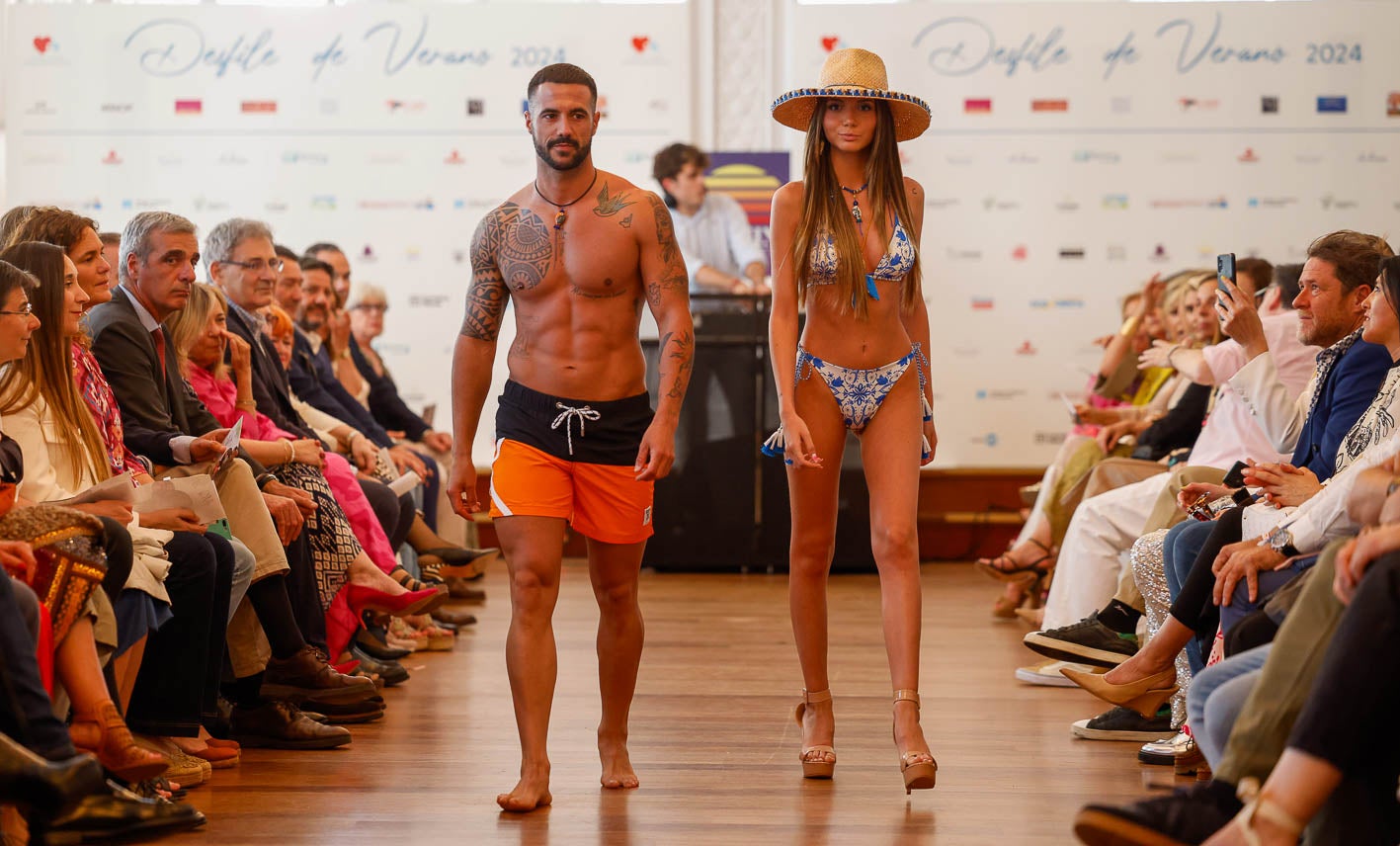 Saúl Salmón y Luna Montero en el desfile de moda-baño celebrado este miércoles el Casino de Santander.