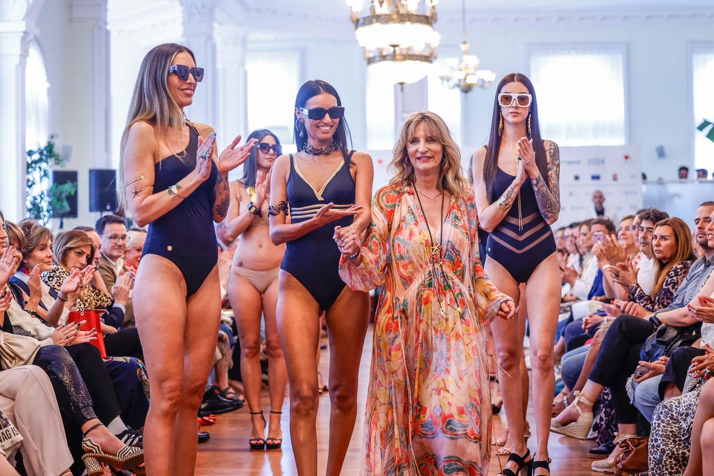 Maria Jesús Gil con sus modelos tras el desfile.