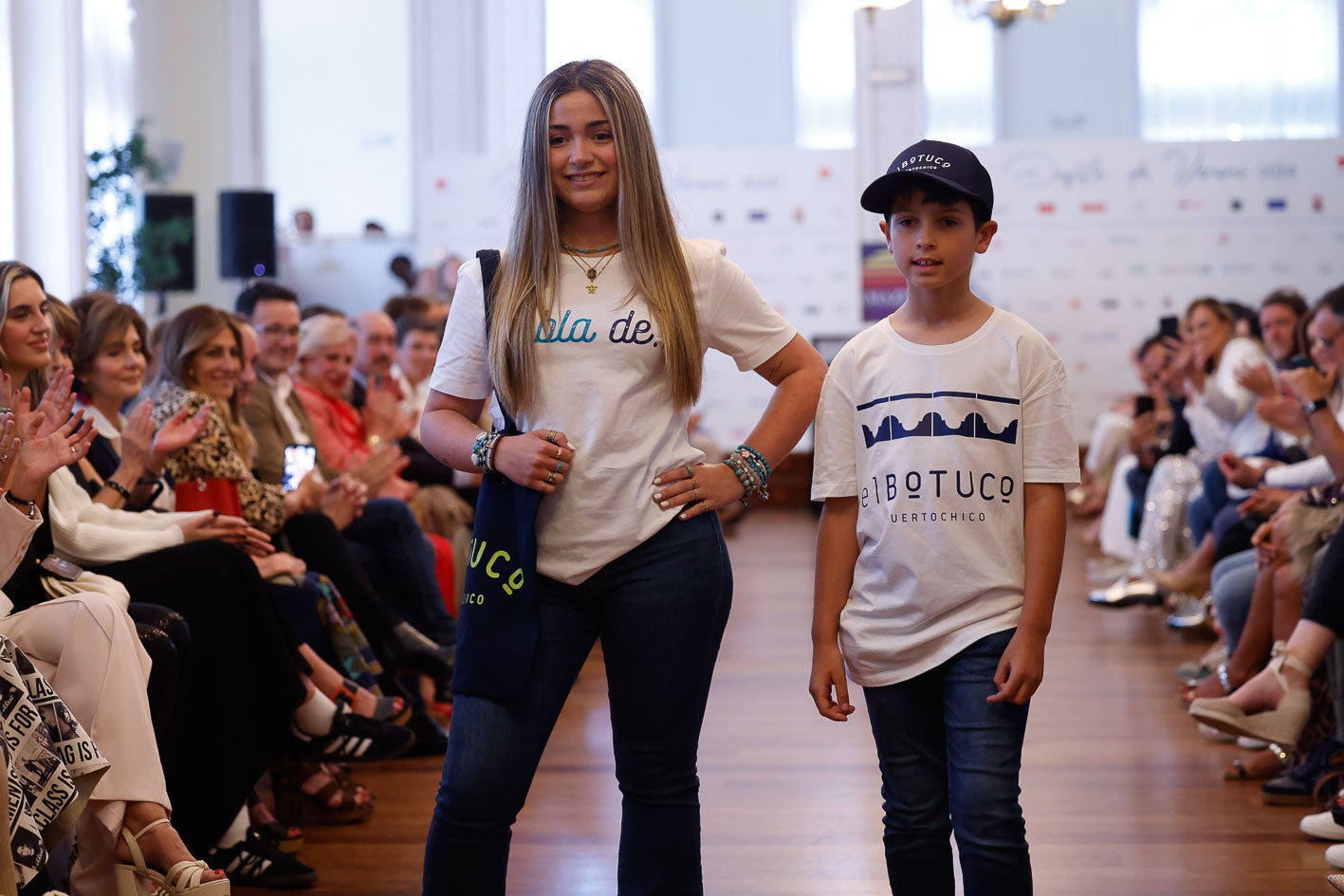 Lara Lanza y Raúl Pallás con camisetas de El Botuco.