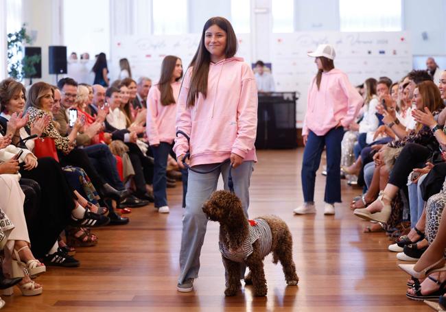 Tres de las modelos, con sudaderas del Botuco.