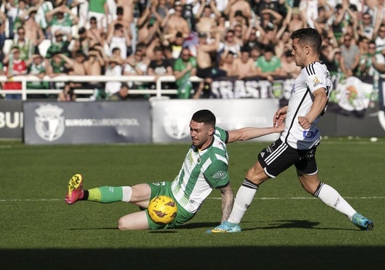 Manu Hernando disputa el balón en el encuentro en El Plantío.