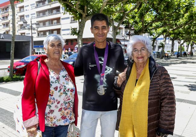 El atleta se hizo fotos con dos aficionadas que le felicitaron por su logro en Roma.