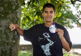 Mohamed Attaoui, con su medalla de plata en los 800 metros del Campeonato de Europa de atletismo.