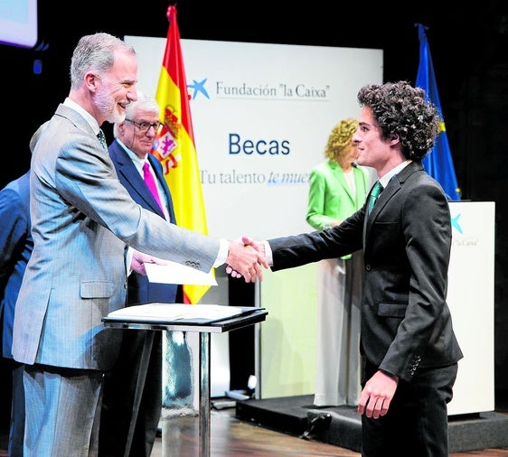 Jorge Martín Álvarez, de Argoños, recibe la beca de posgrado, en un acto presidido por el Rey Felipe VI.