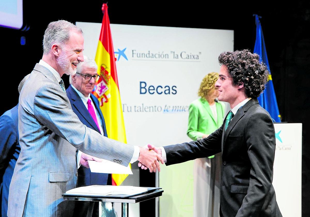 Jorge Martín Álvarez, de Argoños, recibe la beca de posgrado, en un acto presidido por el Rey Felipe VI.