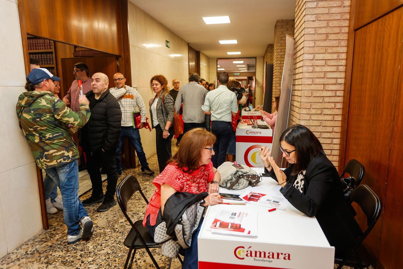 La sede de la entidad cameral, en la calle Ruiz Tagle, se ha llenado de visitantes interesados en obtener un puesto de trabajo.