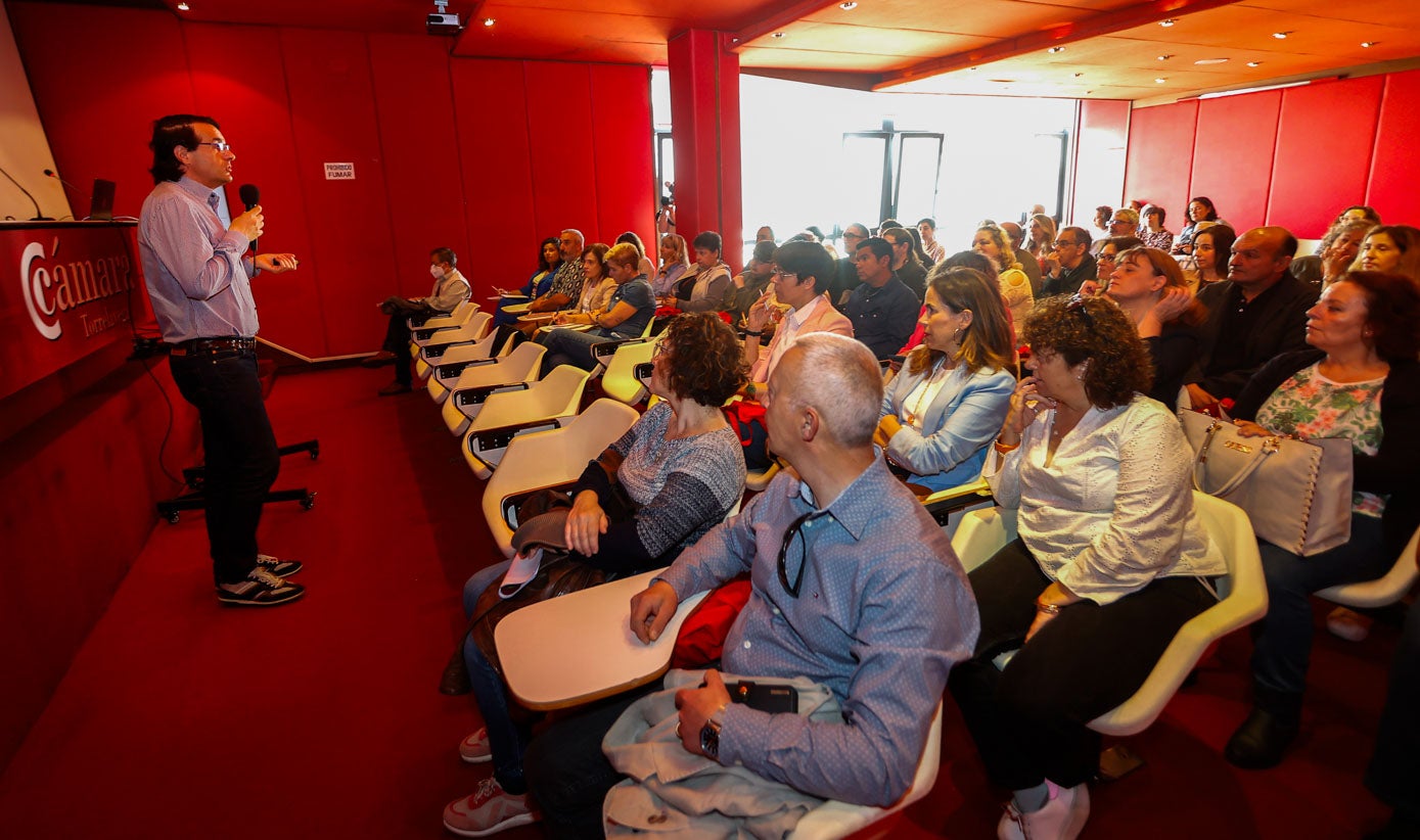 Además de los más de veinte puestos con asesores de empleo, la jornada ha contado con dos charlas sobre 'Estrategias Laborales para mayores 45+' y 'Talento senior en Grupo SIECSA. El valor de la experiencia'.