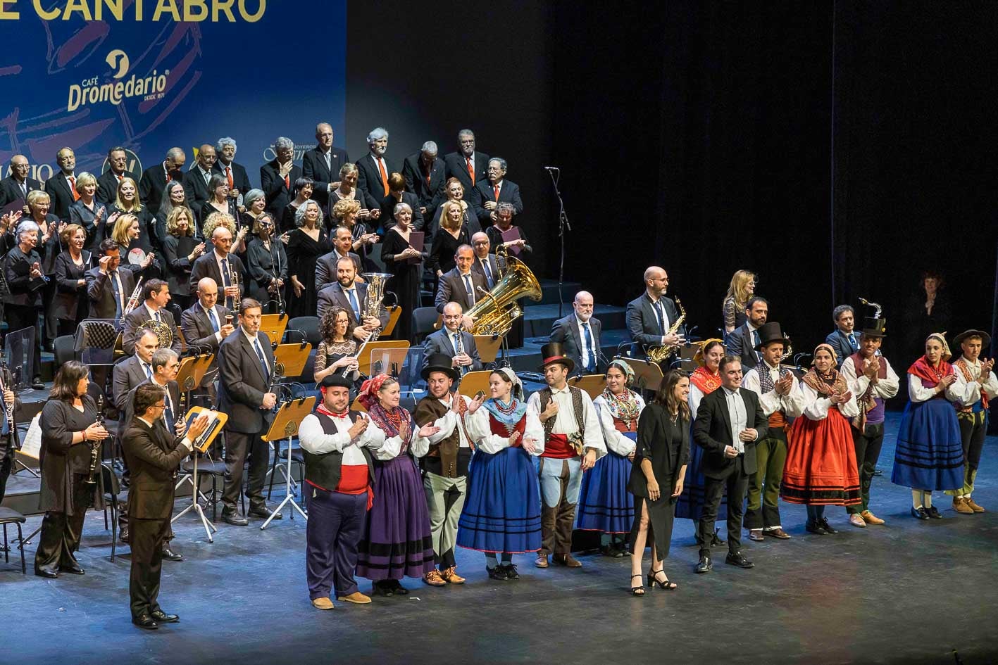 Los directores del Orfeón Cántabro y del Coro del Colegio de Economistas, saludan en el momento final de la gala.