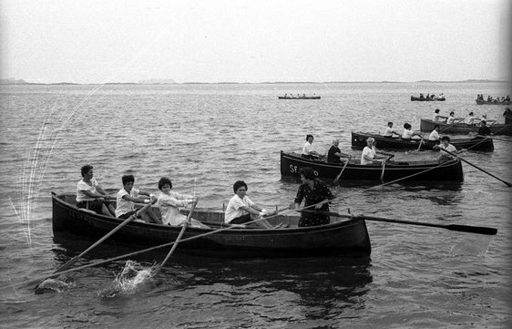 La postal más representativa de Pedreña la tenían las mariscadoras.