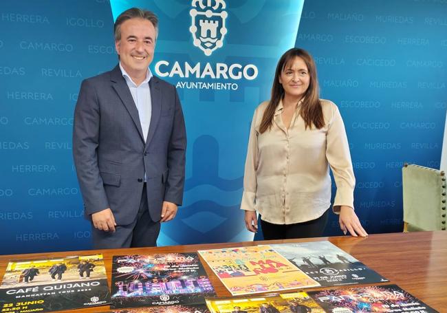 El alcalde, Diego Movellán, y la concejala Laura Ara, durante la presentación de las fiestas de San Juan.