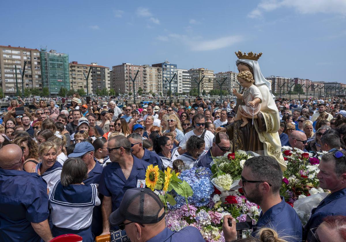 Procesión de la Vírgen del Carmen en el Barrio Pesquero de las fiestas de 2023.