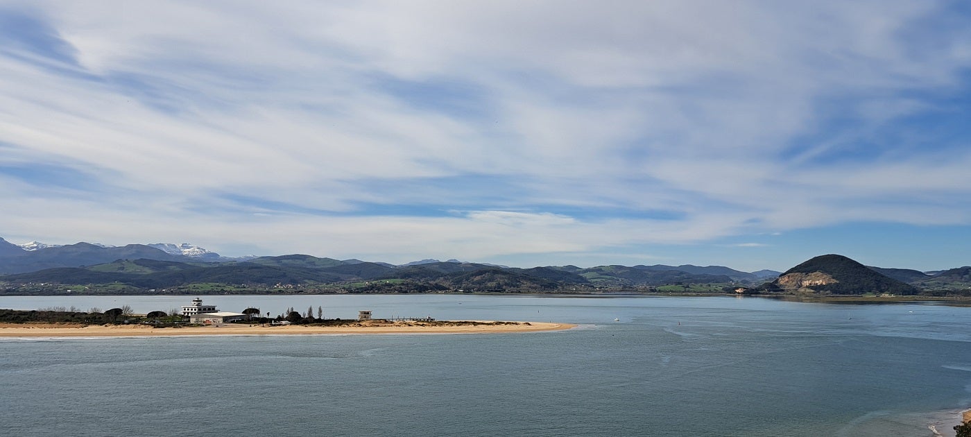 Al poco de comenzar el primer tramo, de subida, las vistas son magníficas de la bahía de Santoña y de la playa de Laredo.