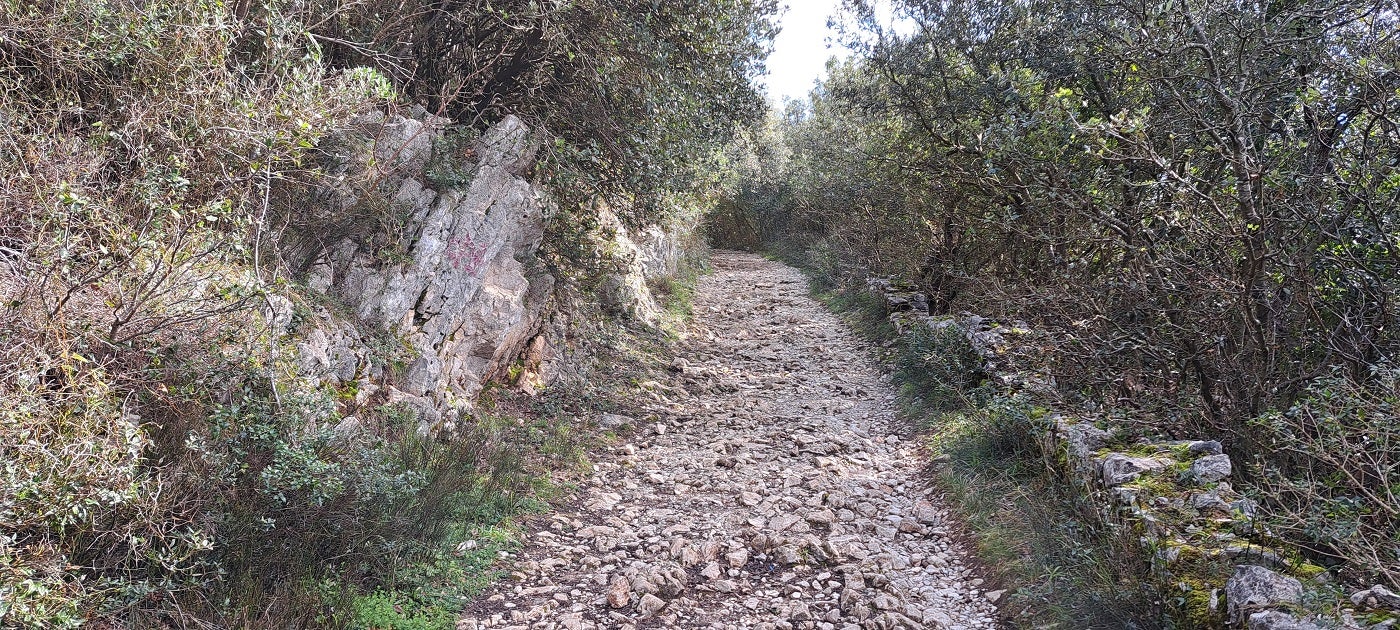 La pista, en su primer tramo es de piedra suelta. Conviene tener cuidado para no tropezar.