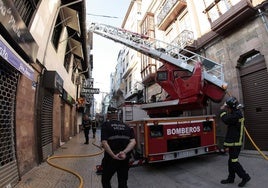 Los bomberos sofocan un incendio en la calle Consolación.