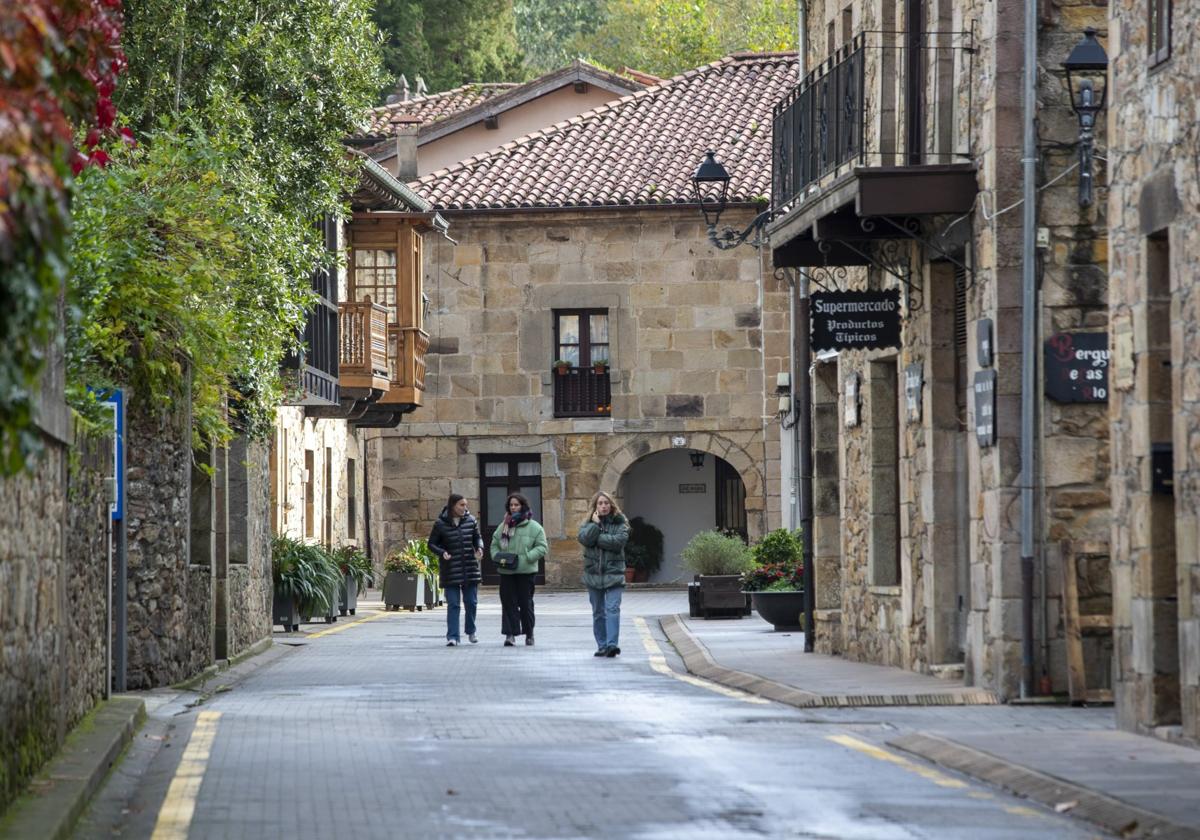 Unas vecinas pasean por la calle Jean Curtius de Liérganes.