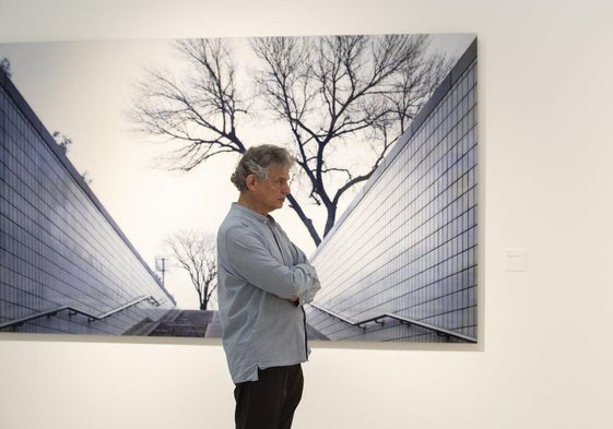 José Manuel Ballester mira sus propias obras en Gamazo. Al fondo, los árboles en la boca del metro de Tiananmén, en Pekín.