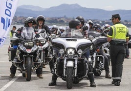 Motoristas ingleses que viajan en el Pont Aven reciben el folleto informativo de la DGTen el Puerto de Santander.