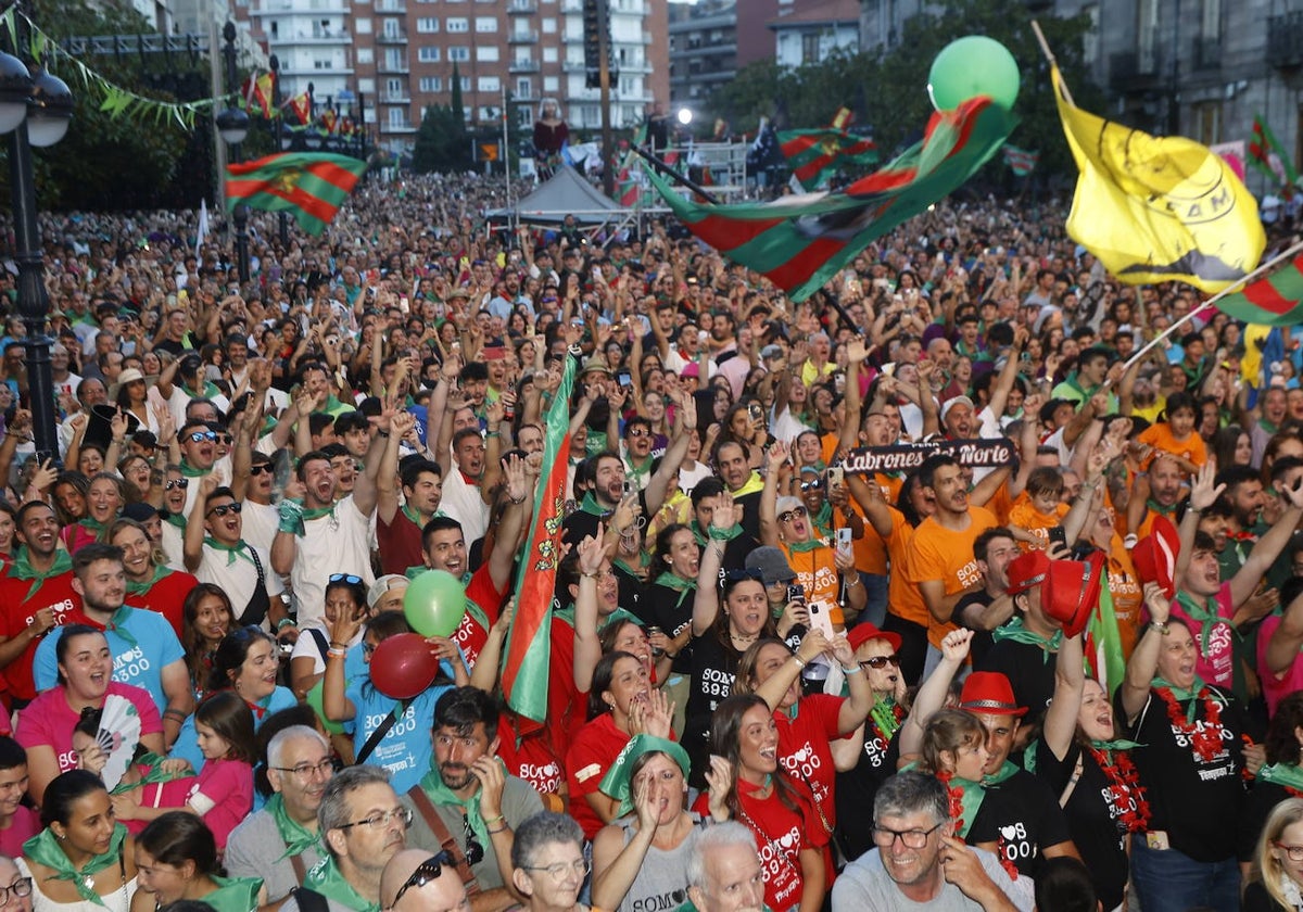 Peñistas celebran el inicio de las fiestas patronales, el año pasado, tras el pregón, en el Bulevar Demetrio Herrero de Torrelavega.