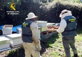 Dos agentes del Seprona con el equipo de seguridad.