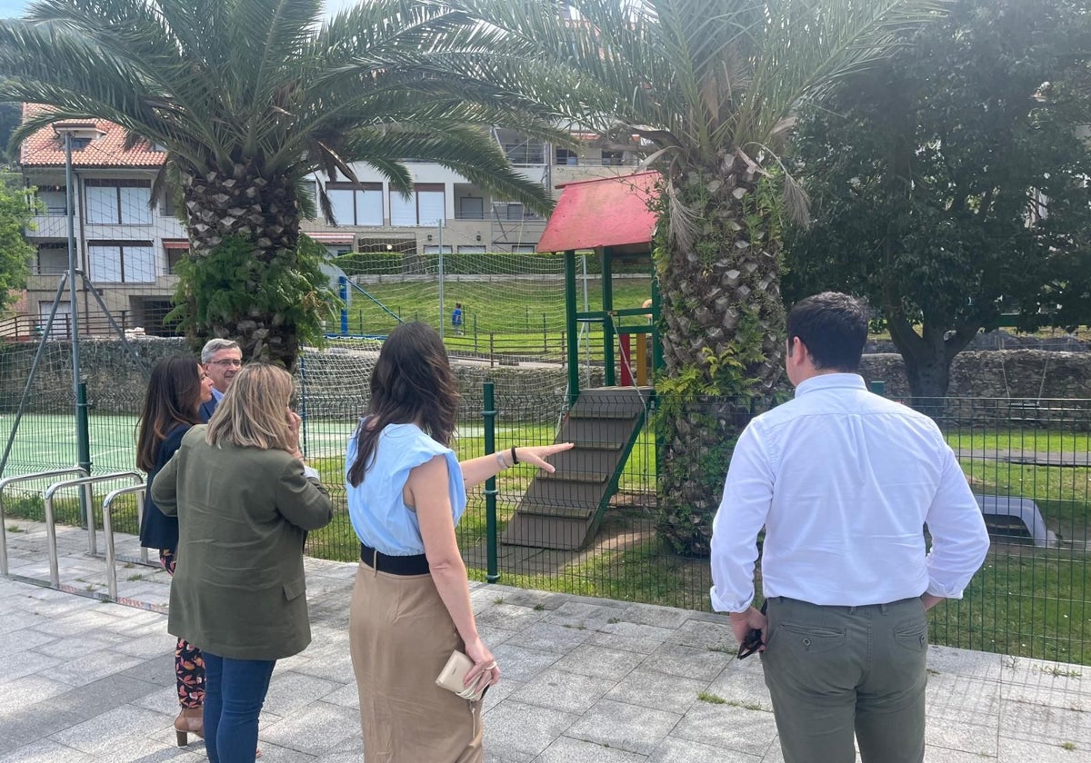 Visita de la consejera de Presidencia, Isabel Urrutia, a Limpias junto con parte de la Corporación municipal.