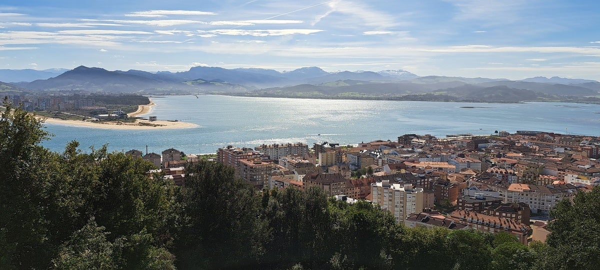 La vista de Santoña, ya desde el final de la senda por el monte Buciero.