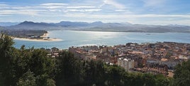 La vista de Santoña, ya desde el final de la senda por el monte Buciero.