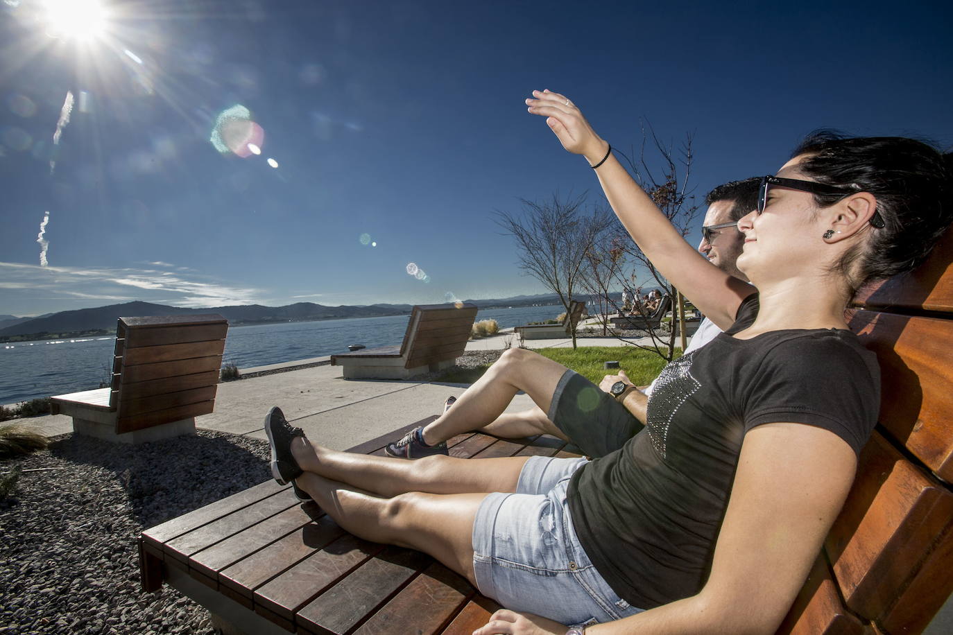 En Gamazo hay bancos para elegir. Tomar el sol, leer, disfrutar de una charla (caben dos personas) o tan solo disfrutar de las vistas de la bahía con el Puntal de Somo como telón de fondo.