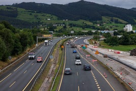 Los vehículos circulan por la autovía A-67 a la altura del acceso de Sierrapando que será cortado