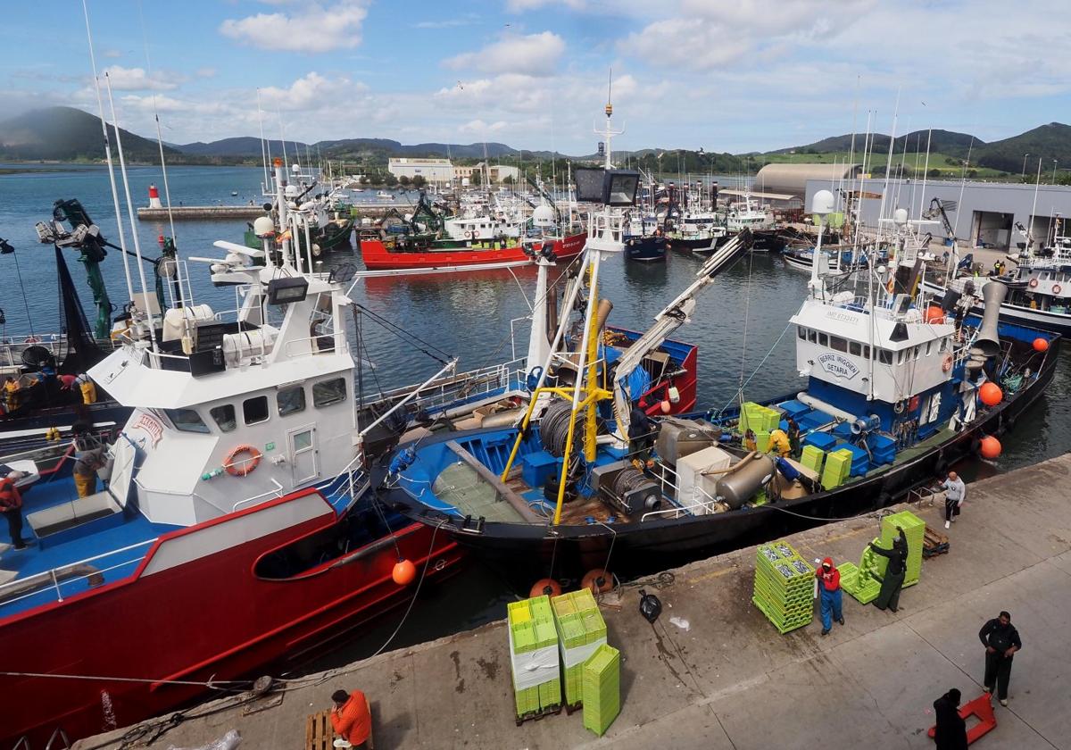 En el puerto de Santoña son varios los pesqueros que tendrán que instalar cámaras en su interior.