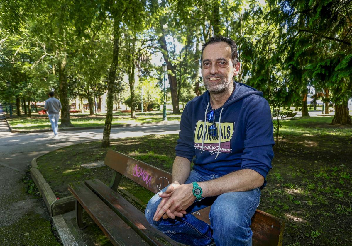 Peláez posa en el parque Manuel Barquín, esta semana, en Torrelavega.