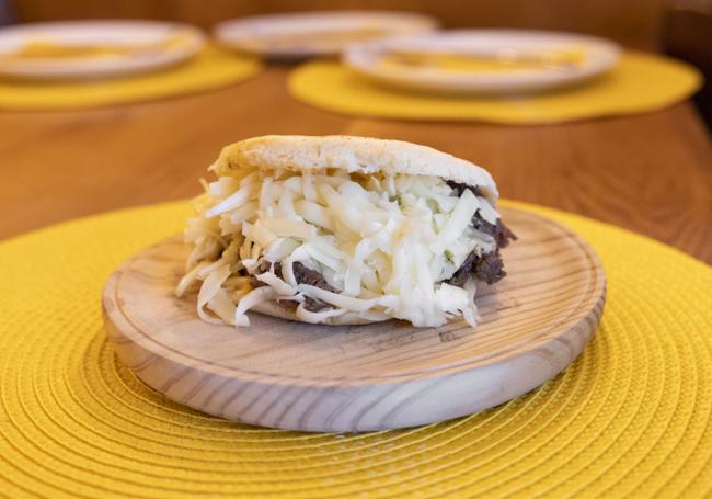 Arepa pelúa de carne mechada y queso.