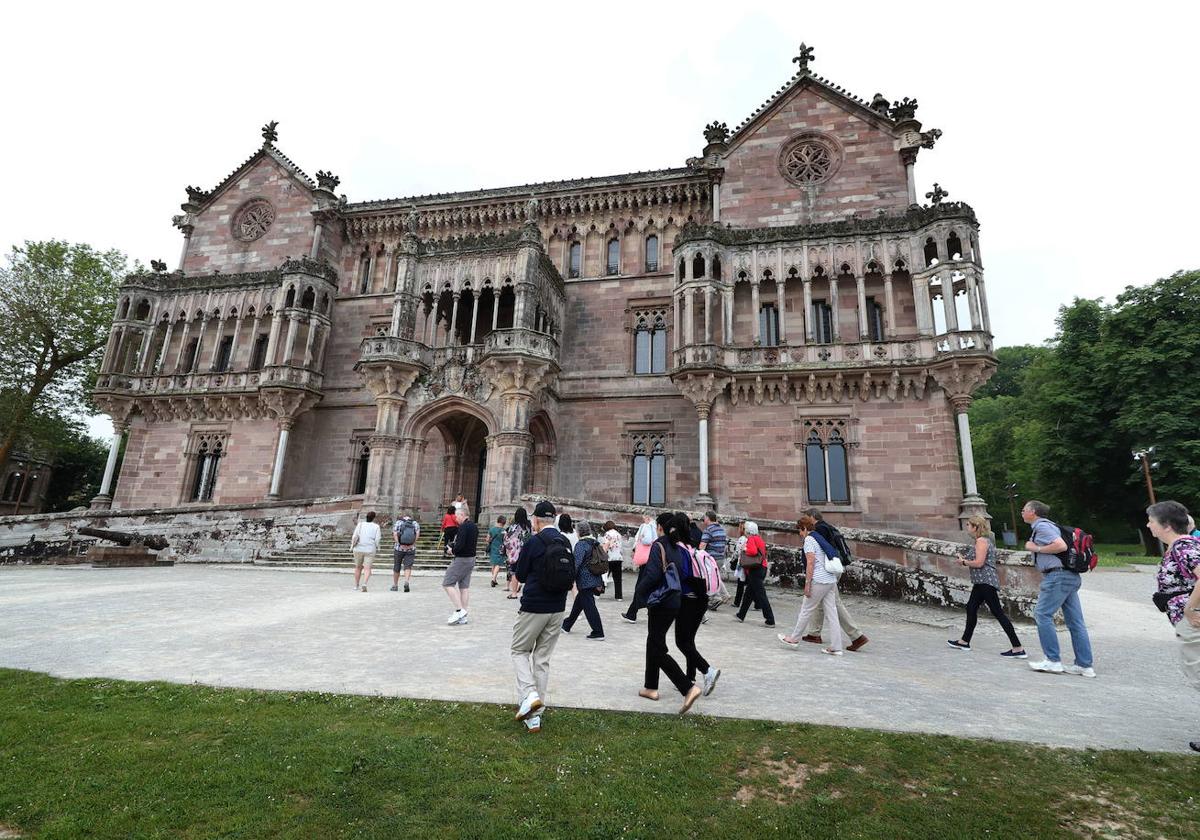 Un grupo de turistas vista el Palacio de Sobrellano en Comillas.